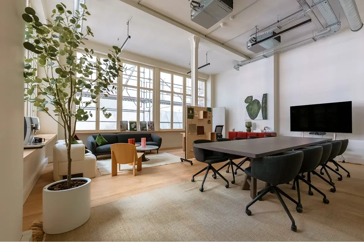 Étagères et objets décoratifs dans un espace réalisé par JÖRO Studio